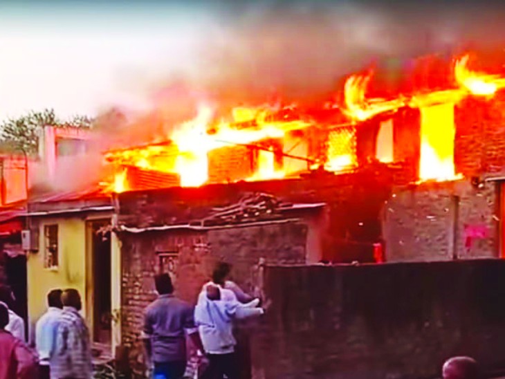 महाराष्ट्र के सतारा में पत्नी से झगड़े के बाद गुस्साए पति ने घर में आग लगाई, पड़ोस के 10 घर भी जल गए 