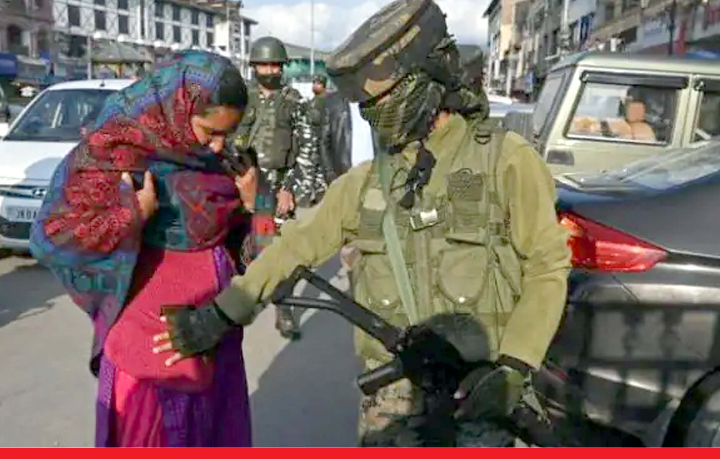 जम्मू-कश्मीर में सुरक्षा कर्मी हुए चौकन्ने, 30 सालों में पहली बार महिलाओं की ली जा रही तलाशी