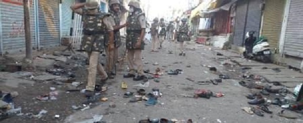 जबलपुर में बिगड़ा माहौल, लोगों ने किया पथराव तो पुलिस ने किया लाठीचार्ज, छोड़े अश्रुगैस के गोले, तनाव का माहौल