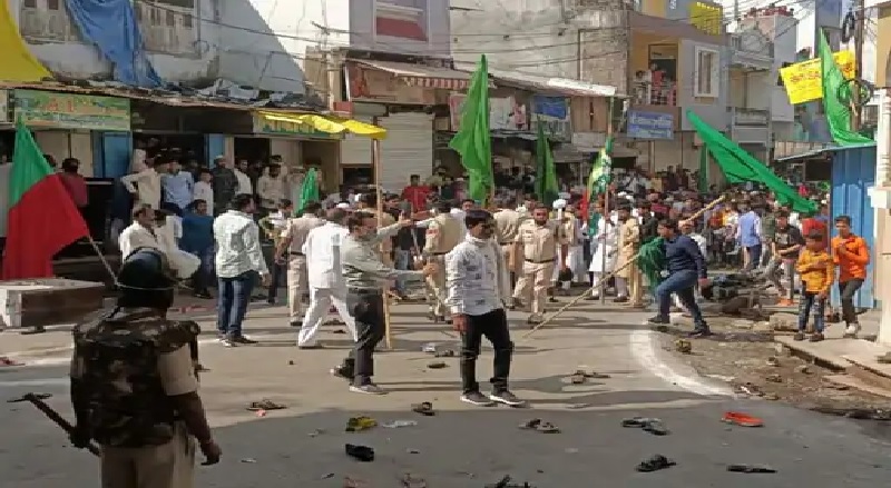 एमपी के धार में ईद मिलादुन्नबी के मौके पर प्रतिबंधित क्षेत्र से जुलूस निकाल रहे लोगों की पुलिस से झड़प