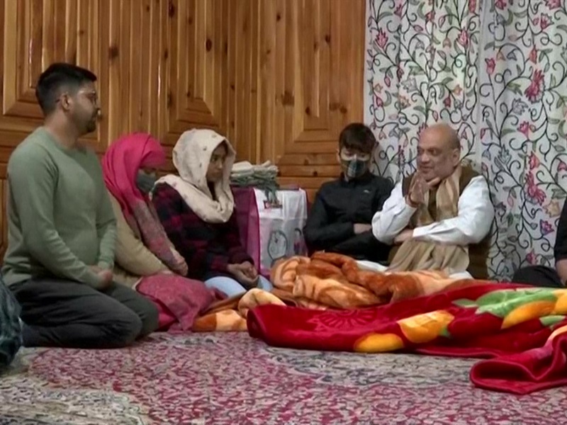 श्रीनगर में अमित शाह, शहीद के परिवार से मिलने पहुंचे, फिर सुरक्षा पर बड़ी बैठक