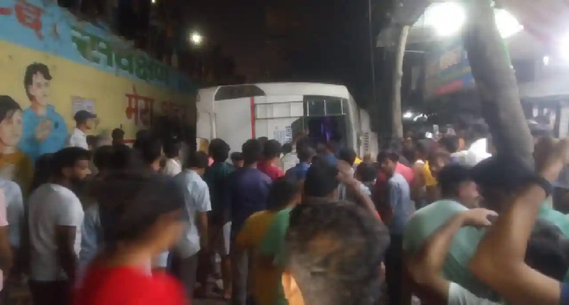 राजस्थान के भरतपुर में पटवारी परीक्षा के अभ्यर्थियों से भरी बस खाई में गिरी, 1 की मौत, 55 घायल