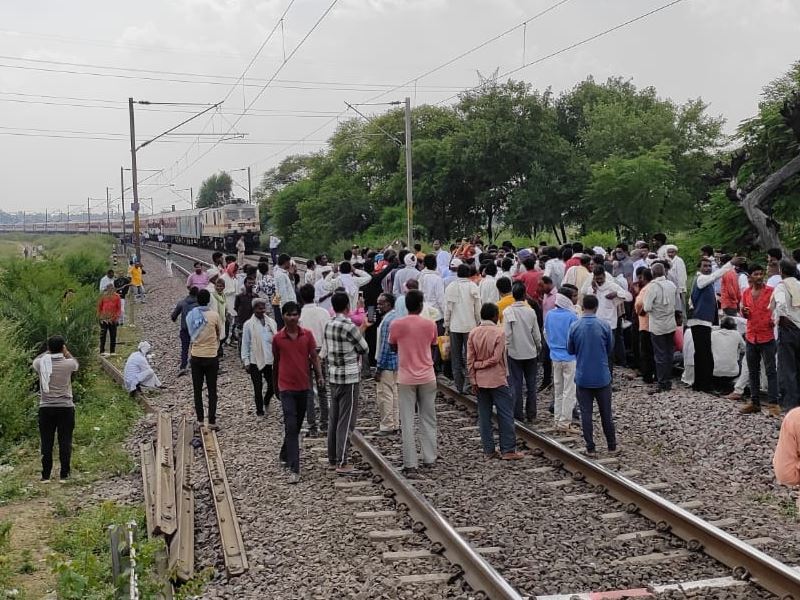 एमपी के बीना में खाद न मिलने पर आक्रोशित किसानों ने रेलवे ट्रैक किया जाम, पंजाब मेल रोकी