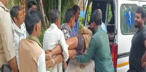 जबलपुर में किसान पिता को कट्टा अड़ाया, बेटे पर चाकुओं से हमला कर लूटा रुपया, देखे वीडियो 