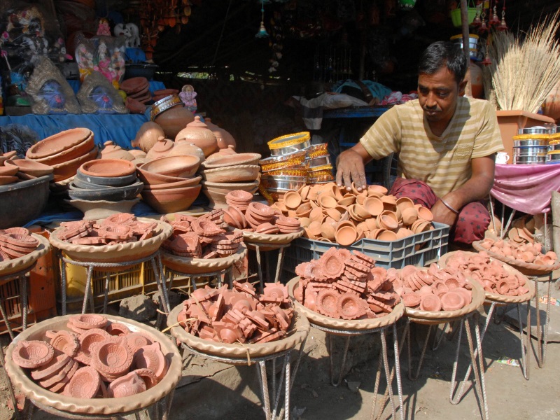 मध्य प्रदेश में दीये बनाने-बेचने वालों से नहीं ली जाएगी बाजार बैठकी, कई कलेक्टरों ने जारी किया आदेश