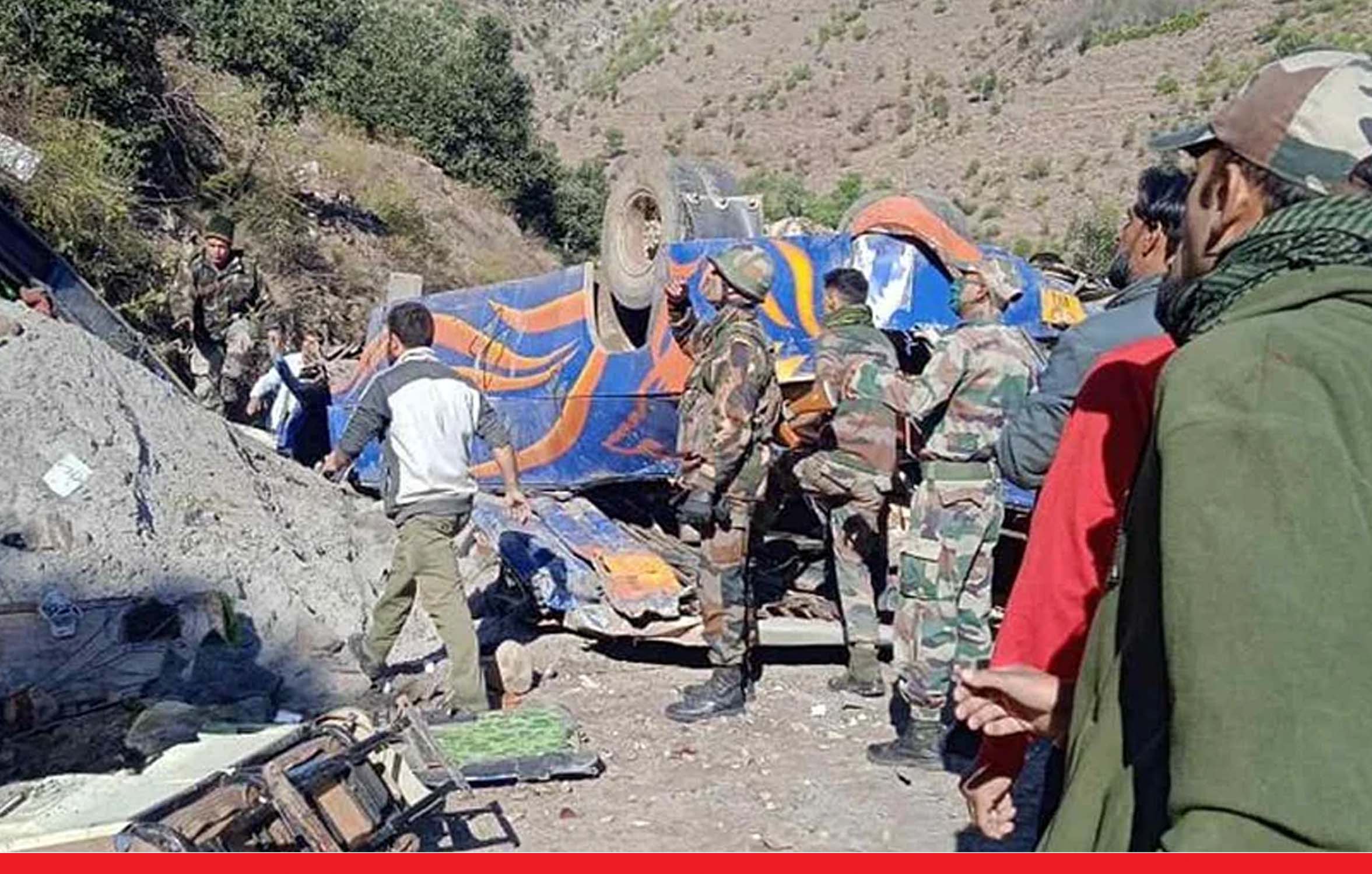 जम्मू-कश्मीर: खाई में गिरी बस, 8 की मौत, कई घायल, PM मोदी ने जताया दुख