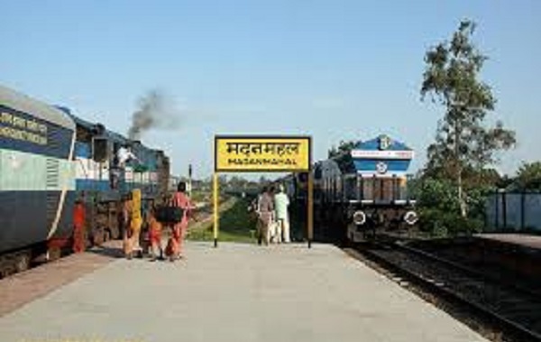 जबलपुर में चलती ट्रेन से युवती ने लगाई छलांग, मची चीख पुकार