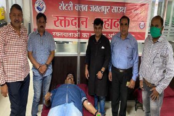 जबलपुर में रोटरी क्लब साउथ के शिविर में छात्रों ने किया रक्तदान
