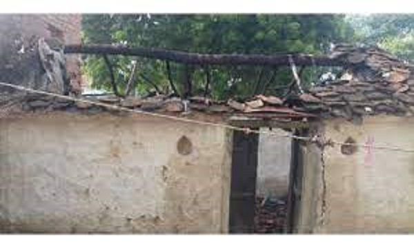 जबलपुर में सौतेल भाई ने लगा दी घर में आग, बांस-बल्ली सहित गृहस्थी खाक