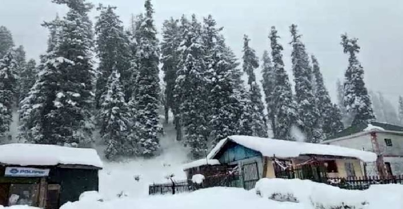 कश्मीर घाटी में फिर हुई बर्फबारी और बारिश, तापमान में आई और गिरावट