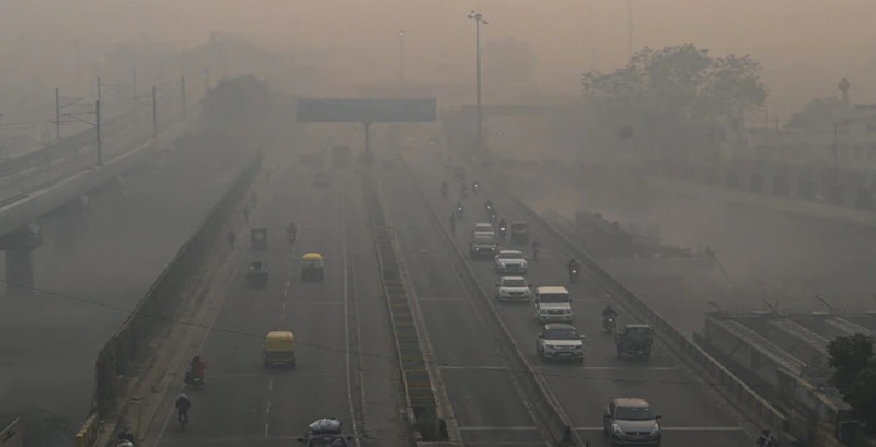 पटाखों के बाद पराली ने बिगाड़ी दिल्ली की सेहत, आज भी दम घोंटू है हवा, ओवरऑल AQI 432