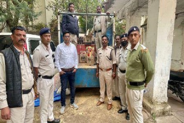 जबलपुर में आबकारी विभाग की बड़ी कार्रवाई: भेड़ाघाट रोड पर पिकअप वाहन में पकड़ी 10 लाख रुपए की शराब
