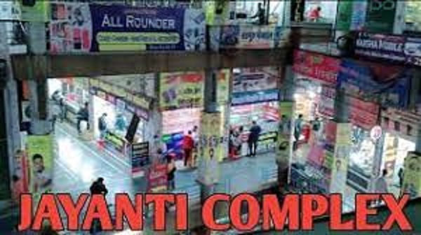 जबलपुर के जयंती कॉम्प्लेक्स के 4 दुकान पर पुलिस की दबिश: एप्पल कंपनी के नाम बेच रहे मोबाइल के नकली एसेसरीज
