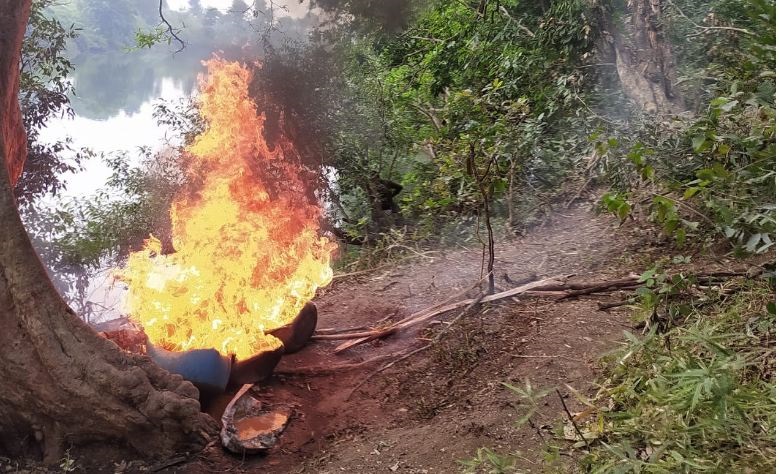 जबलपुर में गधेरी के जंगल में पुलिस की दबिश, कच्ची शराब बनाने रखा 7500 लीटर लाहन नष्ट, अवैध कारोबारियों में भगदड़
