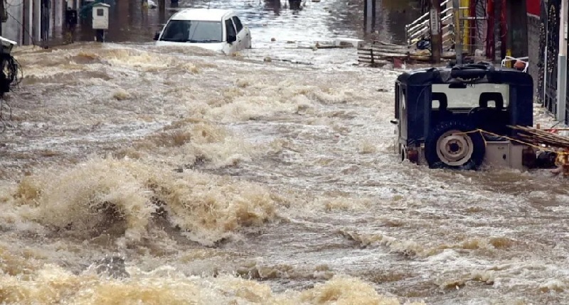 आंध्र प्रदेश में भारी बारिश के चलते अचानक आई बाढ़ में 17 की मौत, 100 लापता