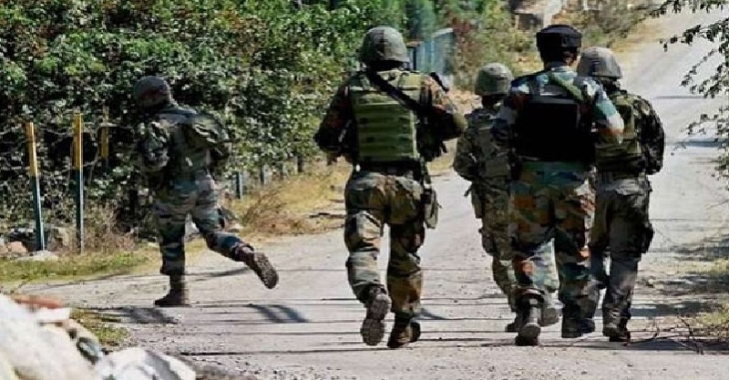 जम्मू कश्मीर के कुलगाम में सुरक्षाबलों ने एनकाउंटर में मार गिराया एक आतंकी, ऑपरेशन जारी