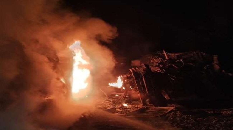 झारखंड के पाकुड़ में आमने-सामने की टक्कर के बाद दो वाहनों में लगी आग, 4 लोगों की जल कर मौत