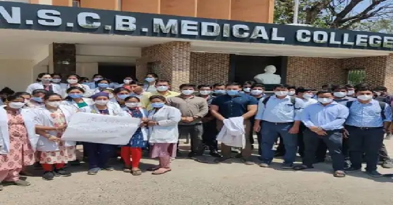 पीजी काउंसलिंग नहीं होने से नाराज जबलपुर मेडिकल कॉलेज के जूनियर डॉक्टर्स हड़ताल पर गये, नहीं देंगे सेवायें