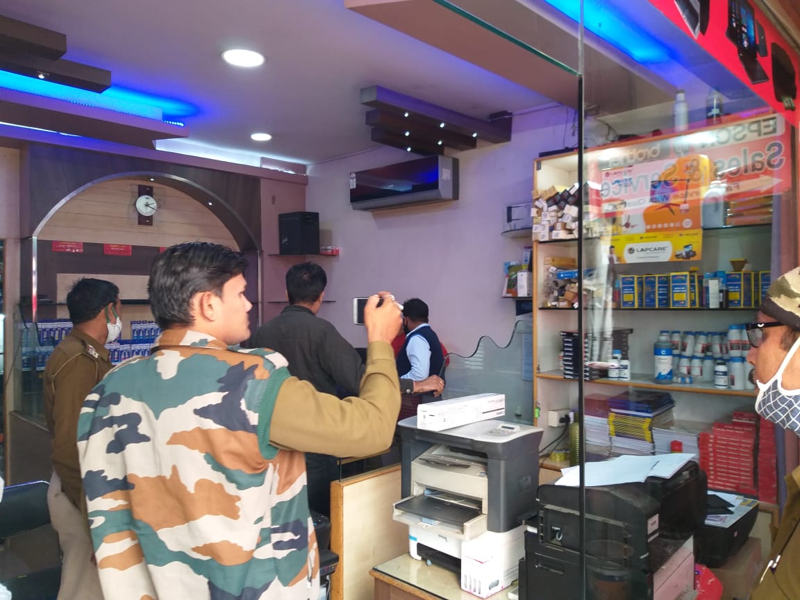 जबलपुर में बिक रहा मशहूर कंपनी के नाम पर नकली टोनर, पुलिस ने दुकान संचालन पर की कार्रवाई, सामग्री जब्त