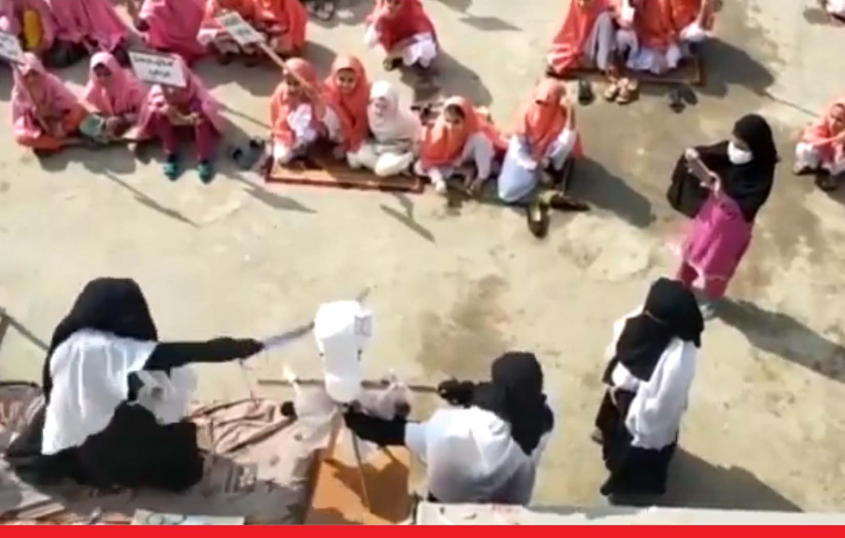 पाकिस्तान की मस्जिद में ईशनिंदा के आरोपी का सिर कलम करना सीख रहीं छात्राएं