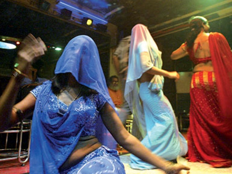 मुंबई के दीपा बार में छापा, तहखाने में थीं 17 बार बालाएं, ऐसे पकड़ी गईं