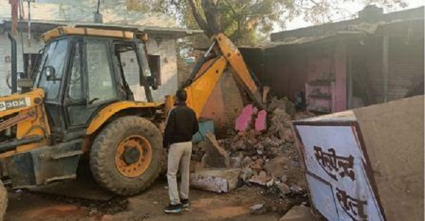 जबलपुर में सूदखोर का एक और अवैध निर्माण जमींदोज, दुकान के बाद शासकीय जमीन पर बना मकान गिराया