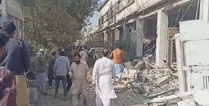 पाकिस्तान के कराची शहर के नाले में हुआ धमाका, 10 की मौत, बड़ी संख्या में लोग घायल