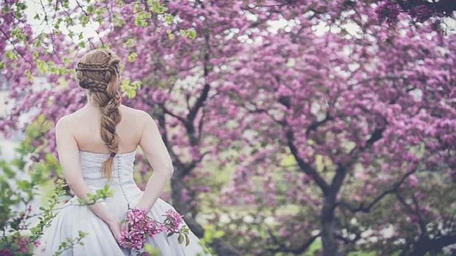 इस महिला ने 3 साल पहले पेड़ से रचाई थी शादी, अब बताया कैसी कट रही है शादीशुदा जिंदगी