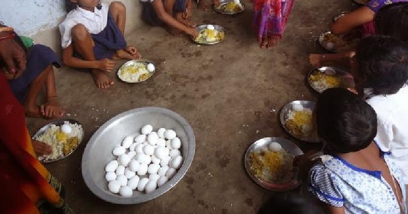 कर्नाटक में मिड-डे मील में अंडे दिए जाने का मुद्दा गरमाया, साधुओं और मठों ने की आंदोलन करने की घोषणा