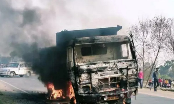 बिहार: नालंदा में सड़क हादसे में चार लोगों की मौत के बाद बवाल, आक्रोशितों ने हाइवा को किया आग के हवाले