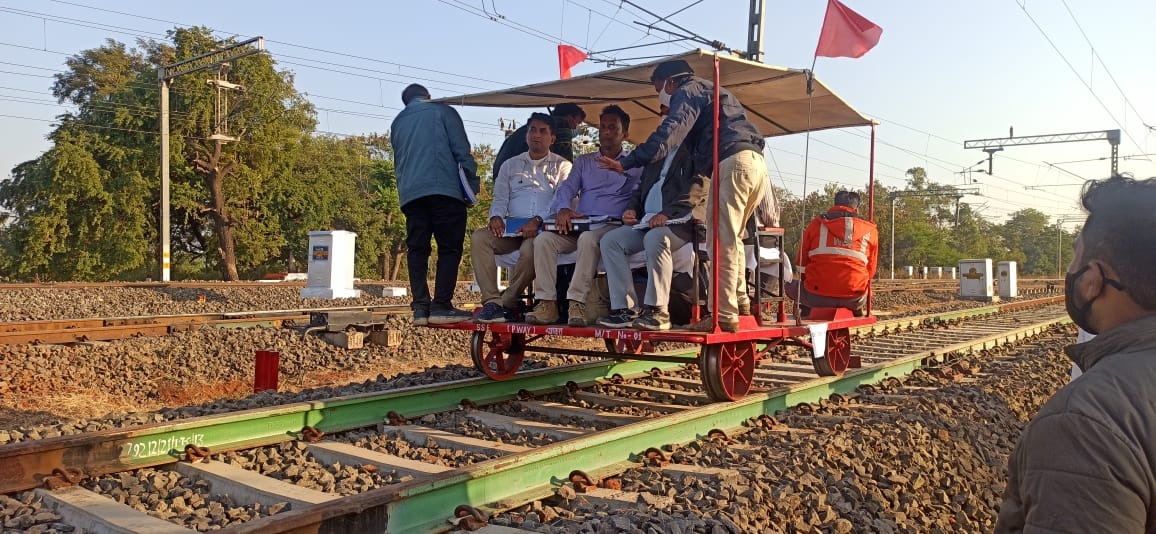 रेल संरक्षा आयुक्त ने बीना-कंजिया के बीच दोहरीकरण रेल लाइन का 120 कि.मी. की गति से किया इंस्पेक्शन