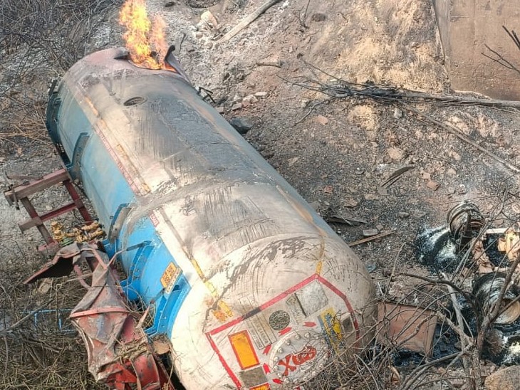झारखंड में हजारीबाग के दनुआ घाटी में गैस टैंकर पलटने से लगी आग, 3 लोग जिंदा जले