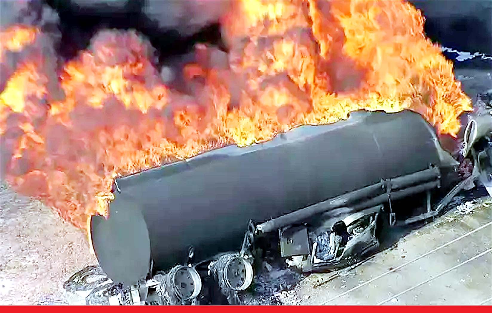 गैस टैंकर में लगी आग, तीन लोगों की मौत और कई गाड़ियां जलकर खाक