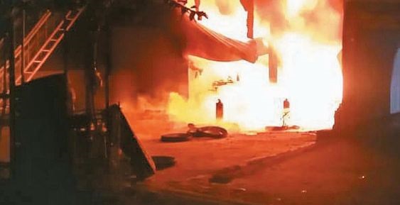 टायर दुकान में लगी भीषण आग, आसपास की दुकानें भी जली, मचा कोहराम, लाखों रुपए की क्षति