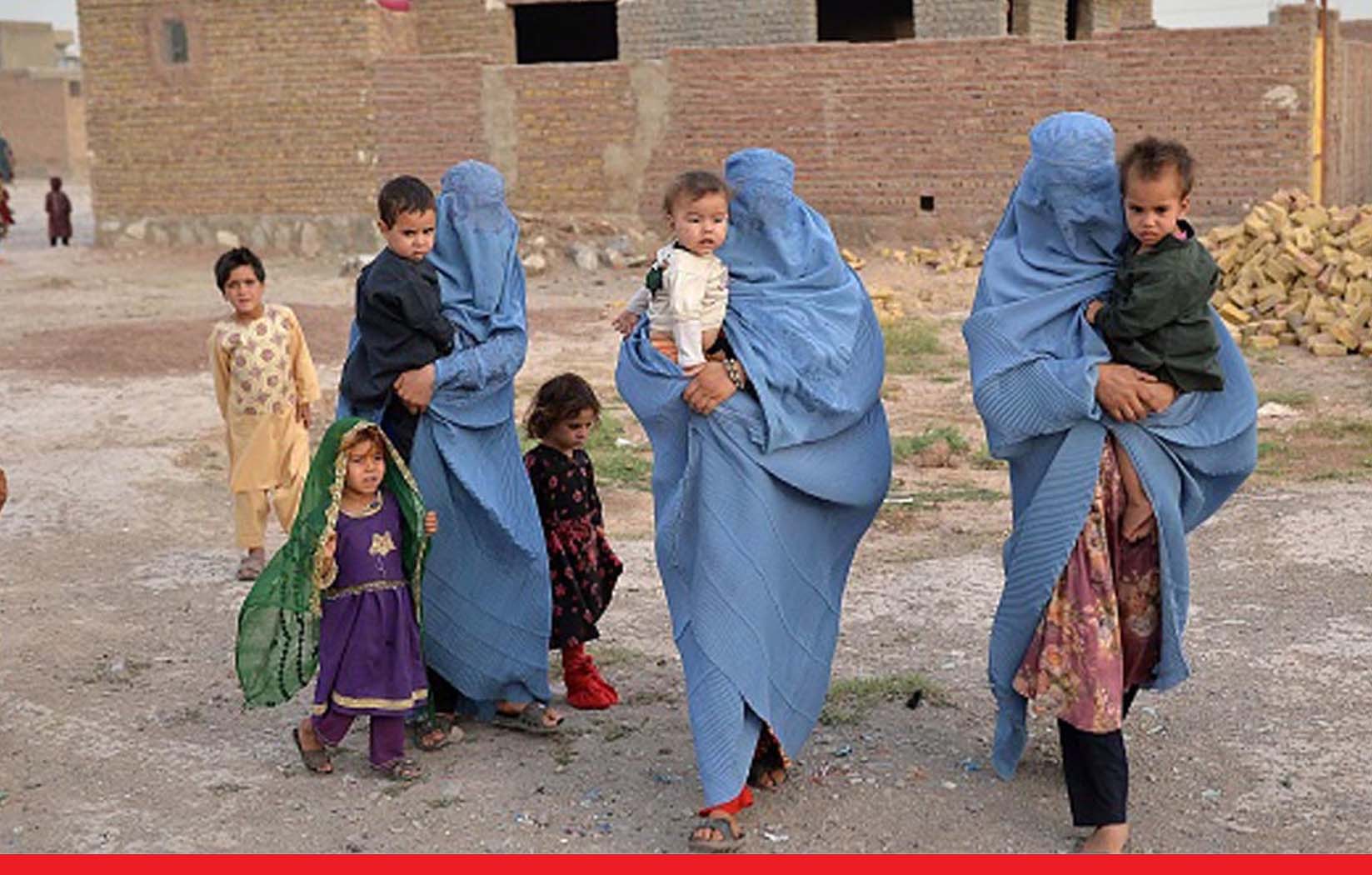 अफगानिस्तान: तालिबान का बेतुका फरमान- महिलाओं के अकेले ट्रैवल करने पर बैन