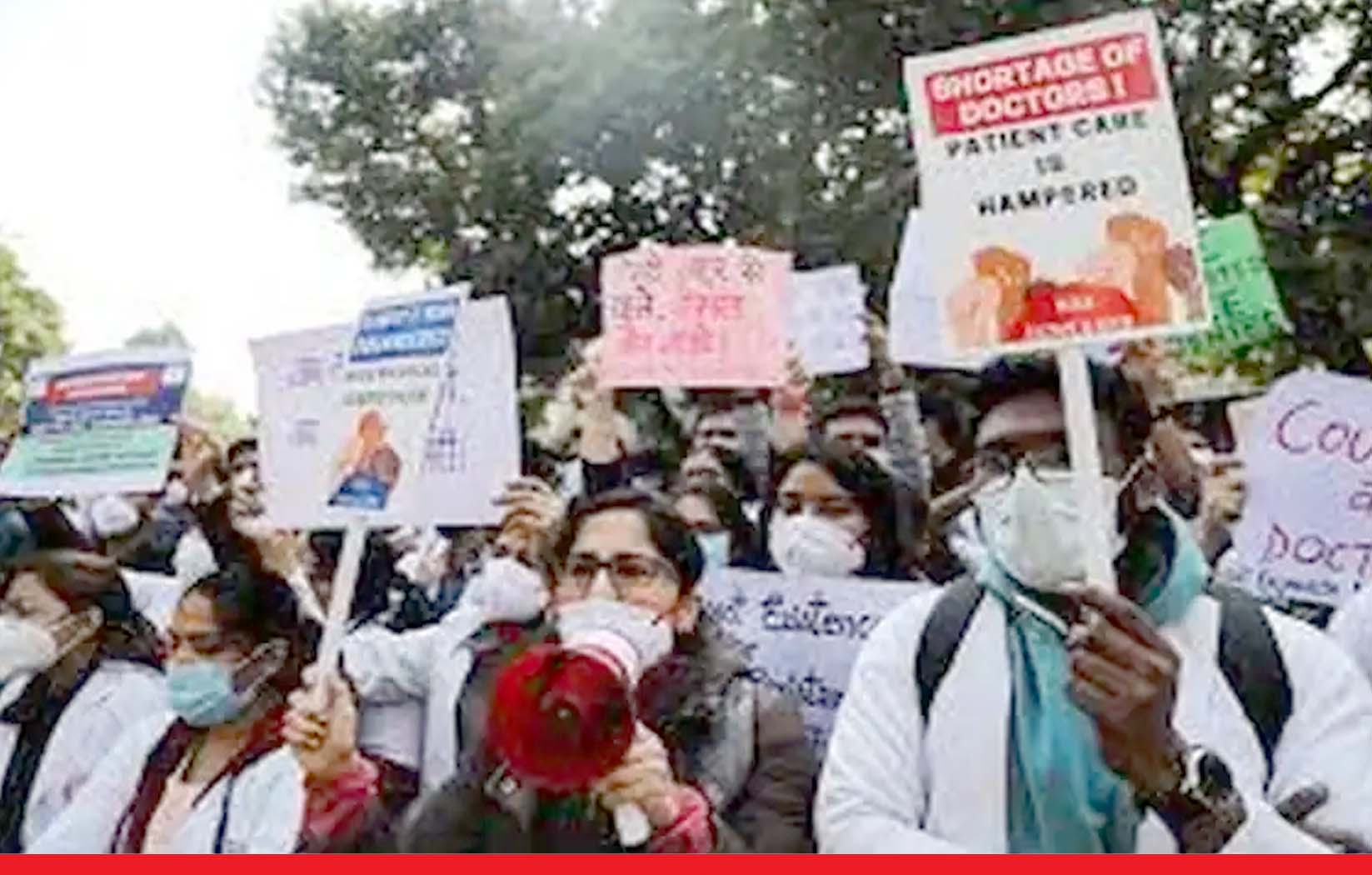 दिल्ली की सड़कों पर उतरे डॉक्टर्स, पुलिस के लाठीचार्ज पर काम बंद करने का ऐलान