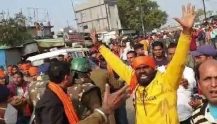 एमपी के सीएम शिवराजसिंह का पुतला दहन पर बवाल: भाजपा-कांग्रेस कार्यकर्ताओं में टकराव, एक दूसरे पर किया पथराव, पुलिस ने चलाई लाठियां