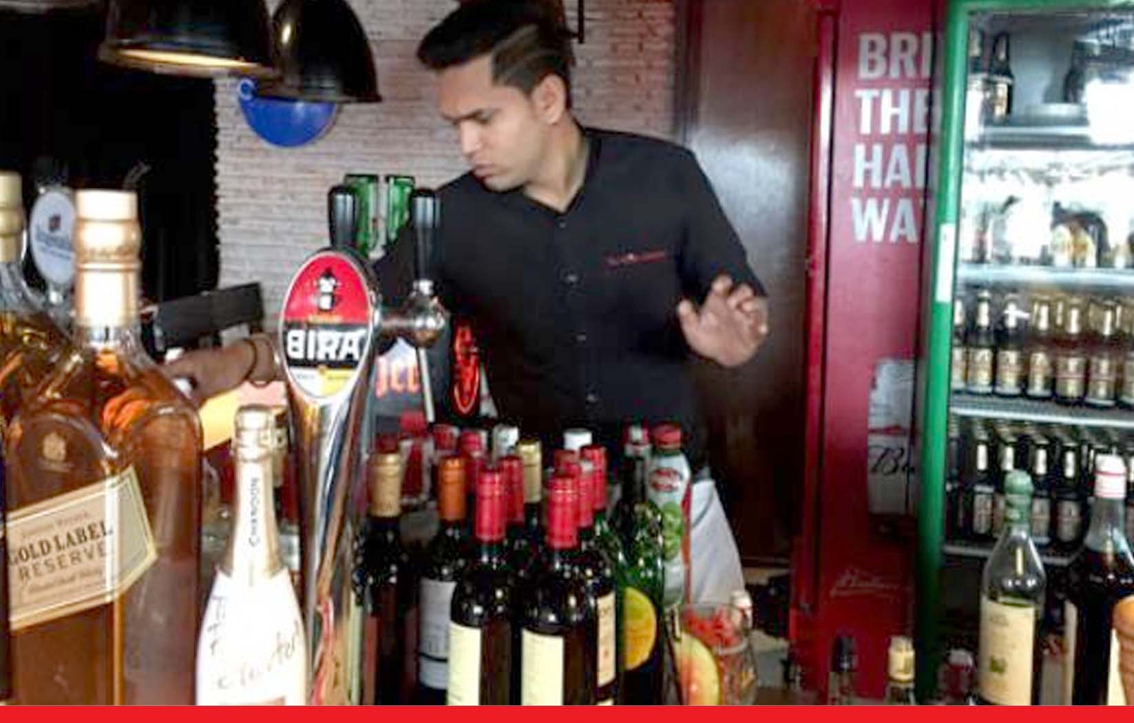 दिल्ली में अब रात 8 बजे तक ही मिलेगी शराब, दुकानों पर उमड़ पड़ी शौकीनों की भीड़