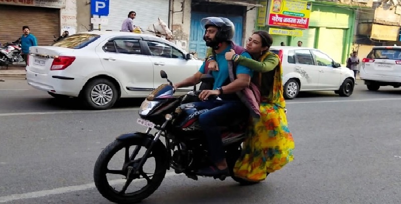 इंदौर में सारा अली खान को बाइक पर घुमा कर झमेले में फंसे विक्की कौशल, थाने पहुंचा मामला