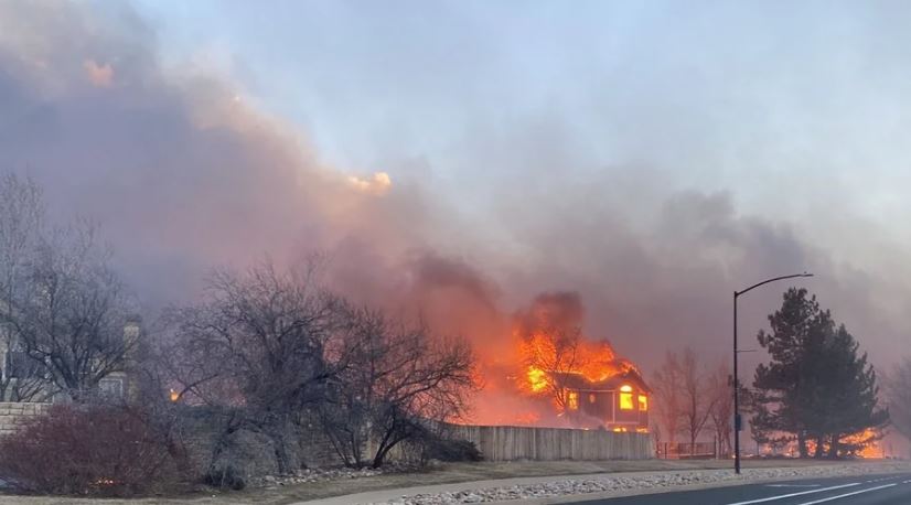 यूएसए के कोलोराडो में भीषण आग से 1000 मकान जलकर खाक, 30 हजार लोगों को घर छोडऩे का आदेश
