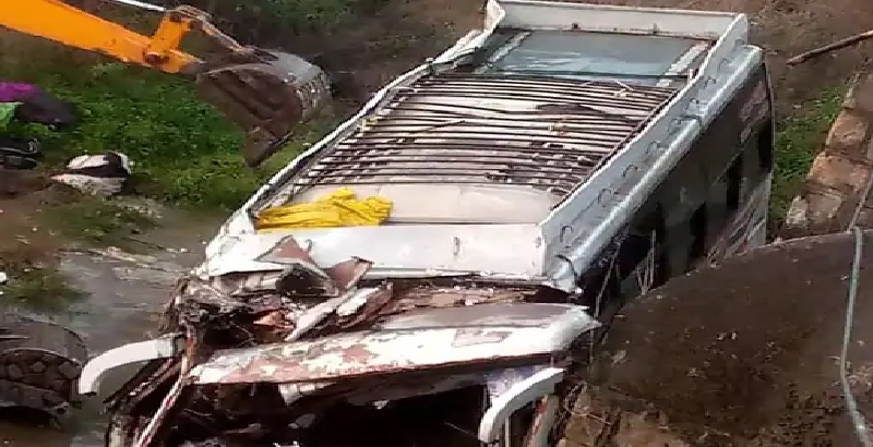 खंडवा-बड़ौदा हाईवे पर तेज रफ्तार बस नदी में गिरी, हादसे में 3 लोगों की मौत; 28 घायल