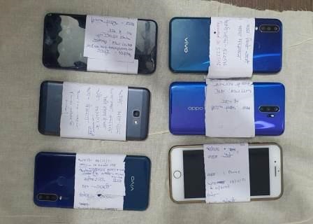 एमपी के जबलपुर में पकड़े गए दो शातिर लुटेरे: हाथ से मोबाइल छीनकर भाग जाते थे, 6 वारदातों का खुलासा