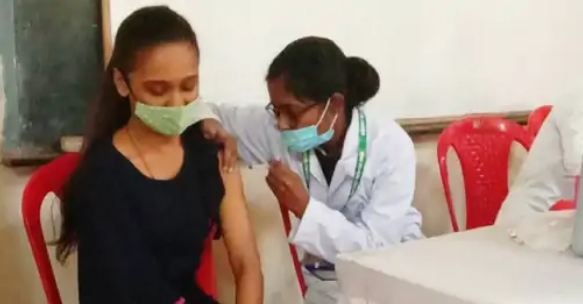 एमपी में दो लाख टीनएजर को लगा राहत का टीका, इंदौर पिछड़ा, जबलपुर में 5 हजार से ज्यादा ने लगवाई वैक्सीन