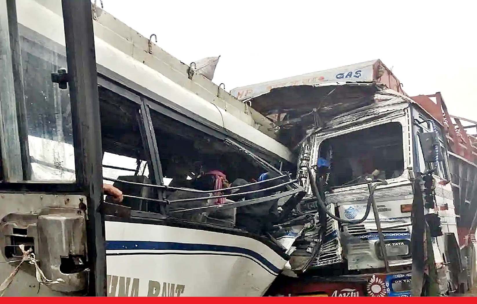 झारखंड: पाकुड़ में सड़क हादसा, LPG सिलेंडर से लदे ट्रक ने बस को मारी टक्कर; 10 की मौत