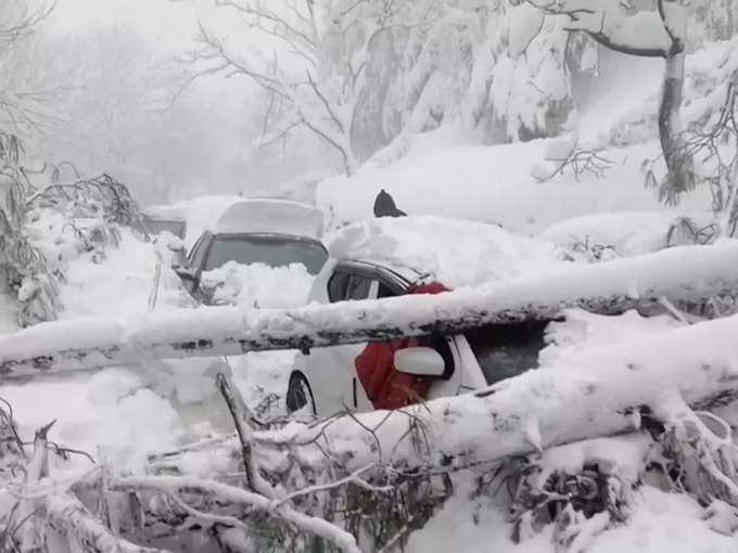 भीषण बर्फबारी के बीच पाकिस्तान में गाडिय़ों में फंसे 21 पर्यटकों की ठंड से दर्दनाक मौत