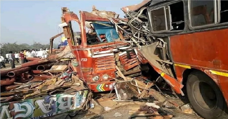 महाराष्ट्र के बीड में बस और ट्रक में टक्कर, 6 लोगों की मौत और 10 जख्मी
