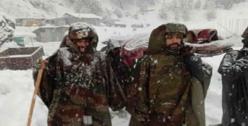 जम्मू-कश्मीर: भारी बर्फबारी में 6.5 KM पैदल चल सेना ने गर्भवती महिला को पहुंचाया अस्पताल