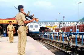 आरपीएफ के जवान ही करते थे रेलवे का लोहा चोरी, दो जवान समेत 11 गिरफ्तार