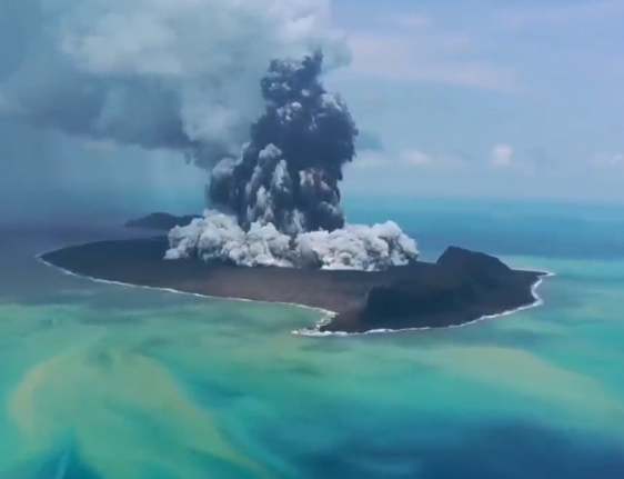 टोंगा में समुद्र के भीतर ज्वालामुखी विस्फोट के बाद सुनामी, राख-पत्थर बरसे, न्यूजीलैंड-फिजी में अलर्ट