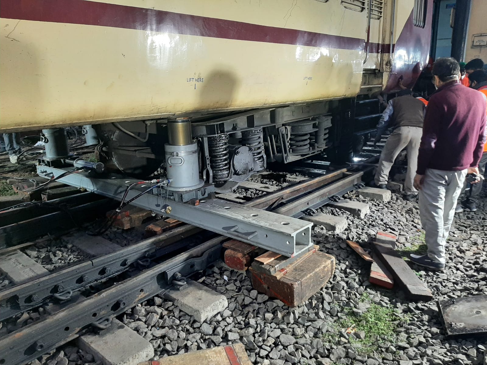 जबलपुर यार्ड में ट्रेन बेपटरी होने के मामले में इंजीनियरिंग, मैकेनिकल विभाग में ठनी, जांच टीम के सामने विवाद